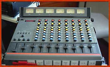 Table de mixage Tascam (photo Elian Jougla)